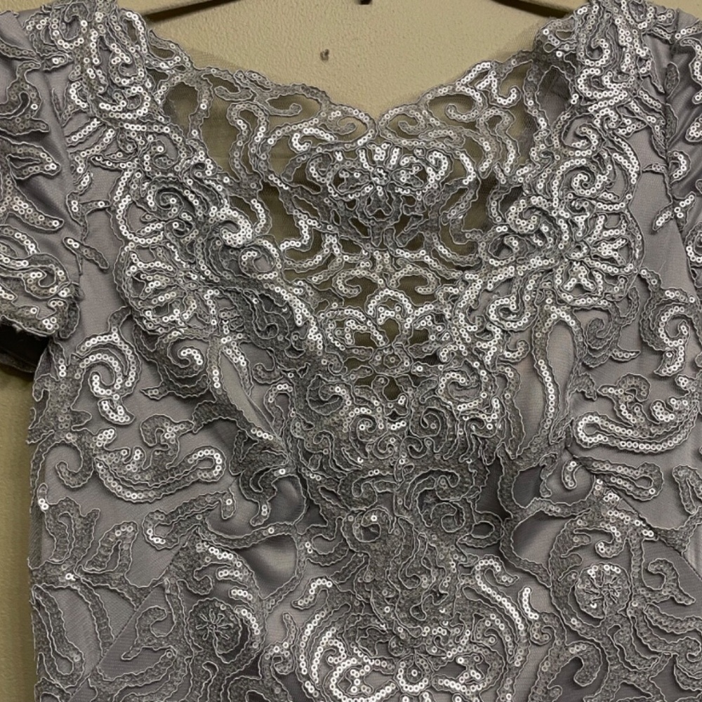 Gorgeous silver/pewter sequined Tadashi Shoji Gown EXCELLENT CONDITION ONLY WORN